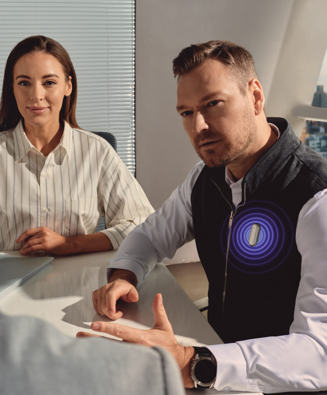 A professional wearing the Plaud NotePin on his vest to record a meeting, highlighted by a blue signal graphic.
